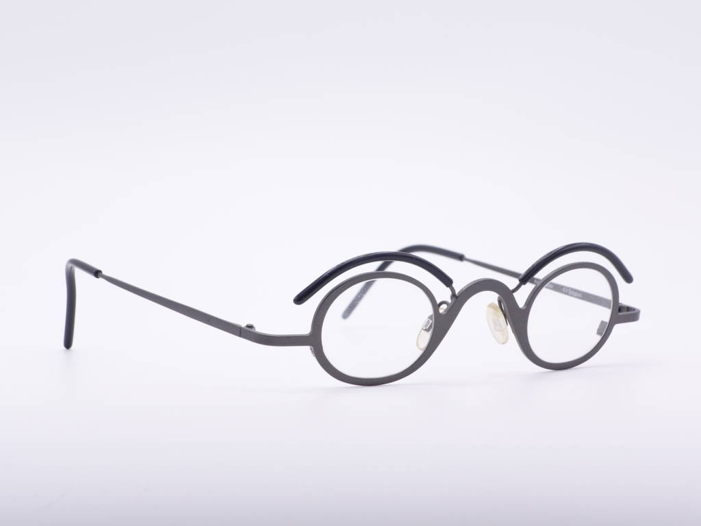 https://grauglasses.com/media/image/25/95/7c/theo_eyewear_ovale_metall_brille_spezial_Augenbraue_graue_Fasung_Belgien_GrauGlasses-4-_c.jpg